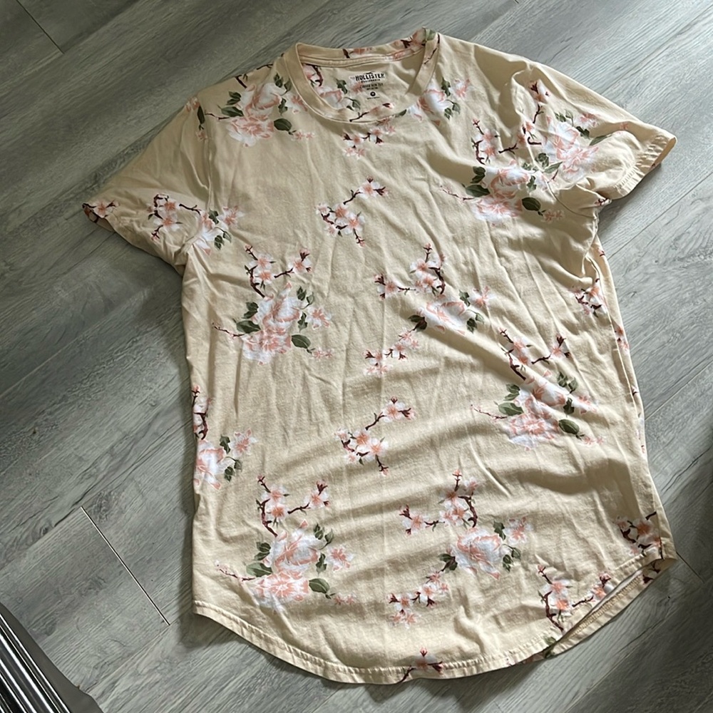 Hollister curved hem tee size medium